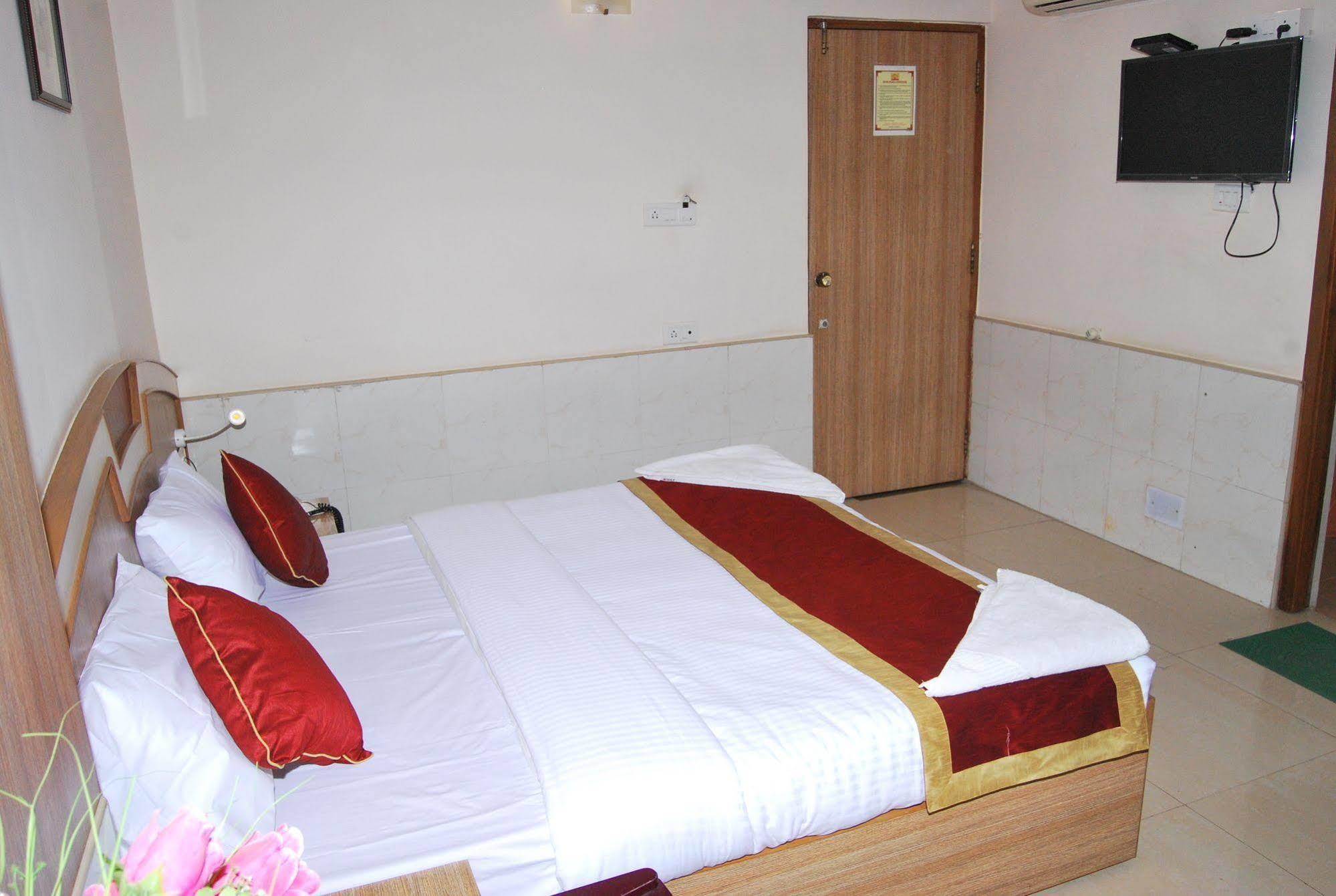 Oyo 9633 Hotel Srinidhi Residency Бангалор Екстериор снимка