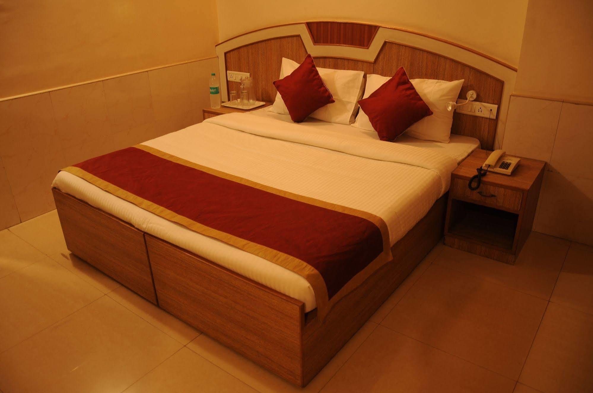 Oyo 9633 Hotel Srinidhi Residency Бангалор Екстериор снимка