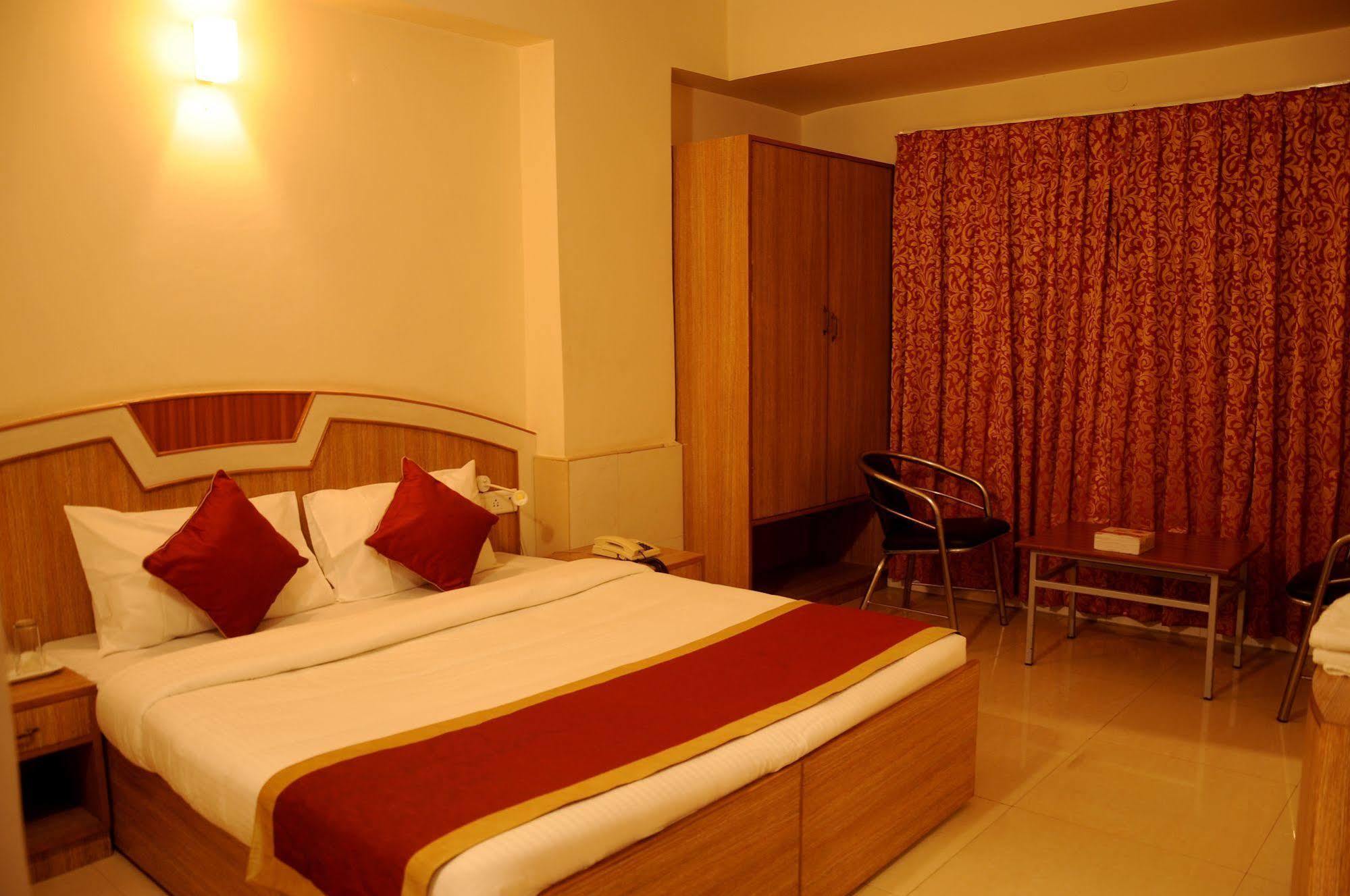 Oyo 9633 Hotel Srinidhi Residency Бангалор Екстериор снимка